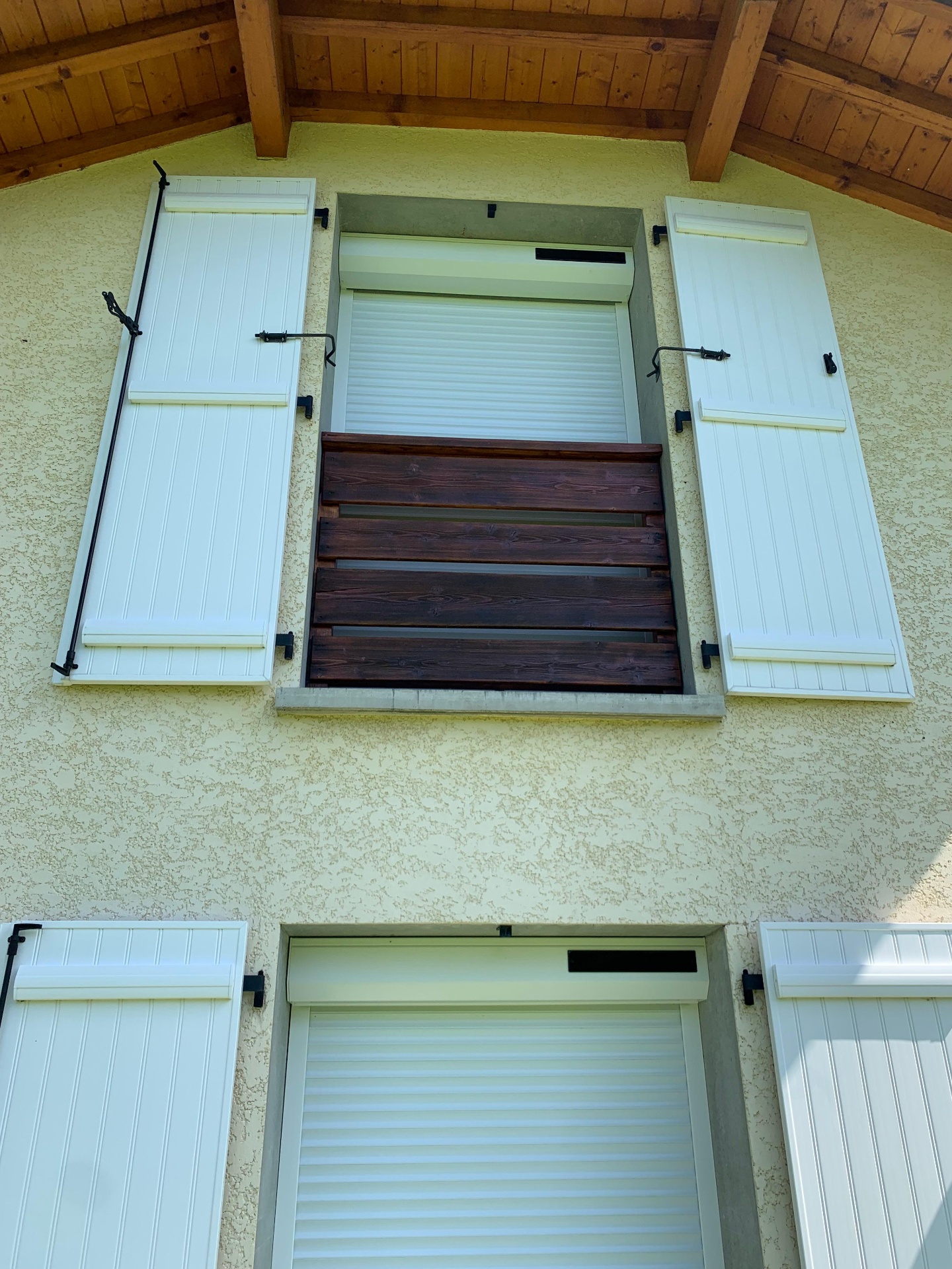 Volets battants ouverts avec volet roulant en rénovation