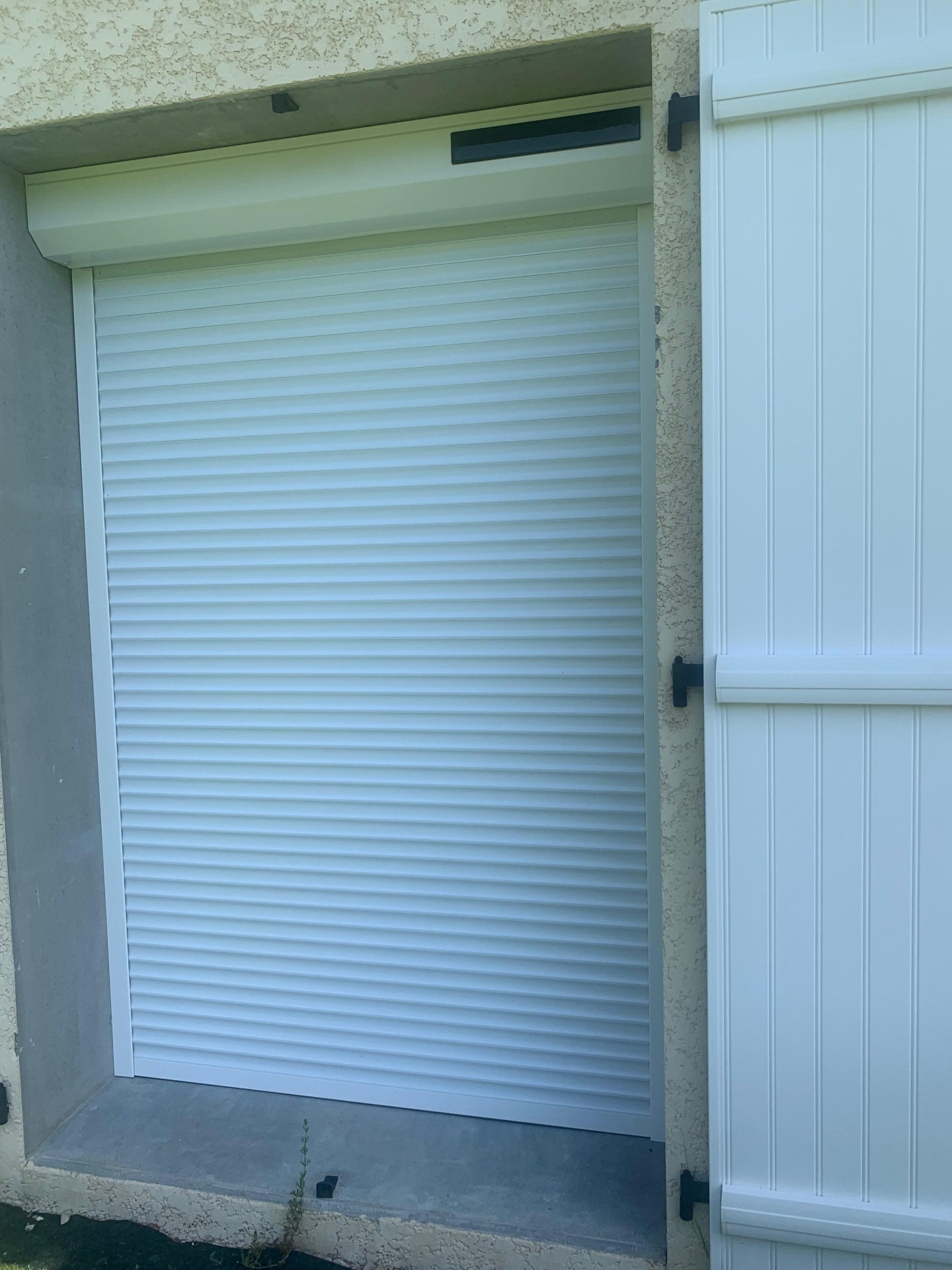 Volet roulant rénovation blanc sur porte