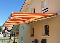 Store banne rayé orange sur maison individuelle