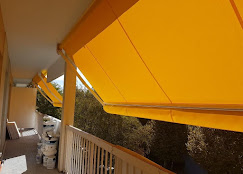 Stores bannes jaunes sur balcon