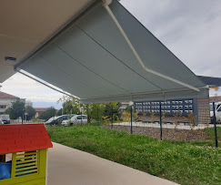 Pergola toile tendue sur cour extérieure